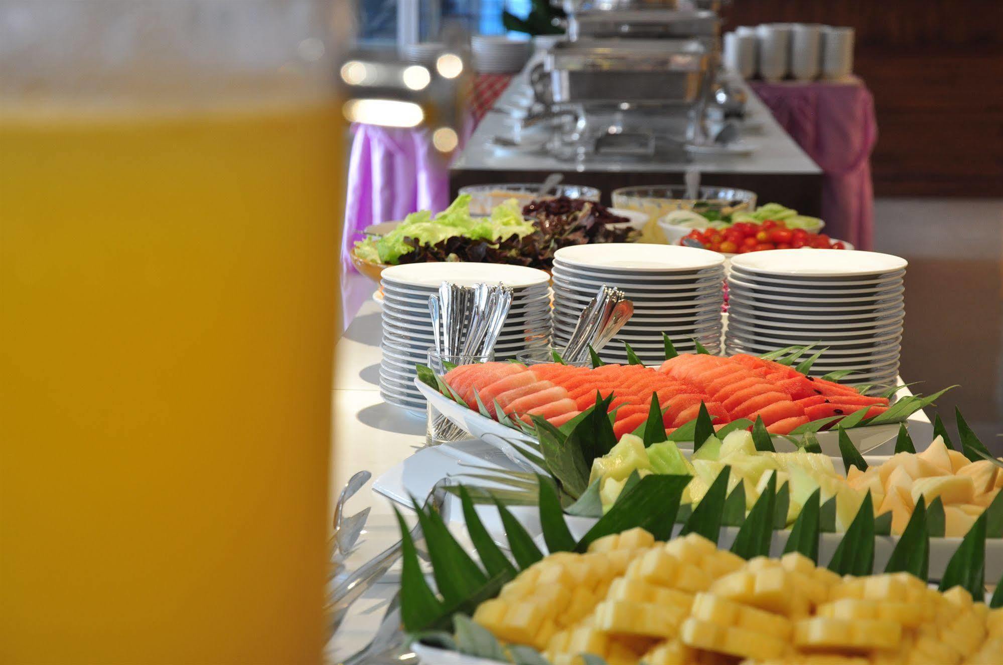 Mayflower Grande Hotel Chiang Mai Buitenkant foto